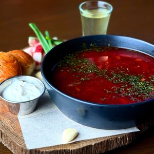 Борщ с салом и бородинским хлебом