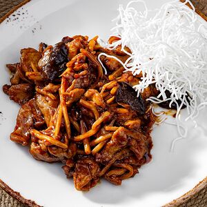 Свинина с побегами бамбука и грибами шиитаке