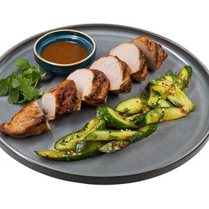 Стейк из свиной вырезки с битыми огурцами 