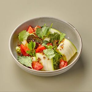 Салат с молодым цукини и розовыми помидорами