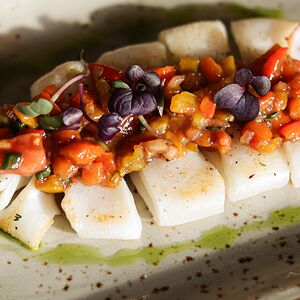 Кальмар на гриле с овощной сальсой и кешью 