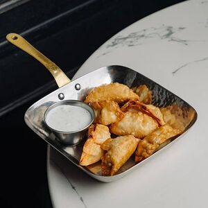 Хрустящие пельмешки с цыпленком и сметанным соусом