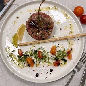 Тартар из тунца с кисло-сладким соусом и кунжутом