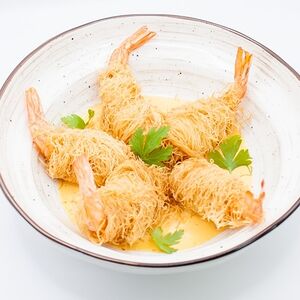 Креветки катаифи с соусом манго