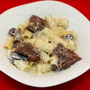 Сливочная паста с томленой говядиной и грибами