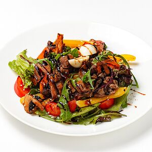 Теплый салат с печенью и грибами