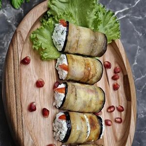 Рулетики из баклажанов с творогом 