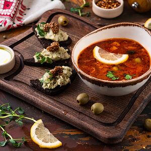 Солянка с закуской из бородинского хлеба, солёной грудинкой и горчицей