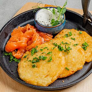 Драники с сёмгой и соусом Крем-чиз