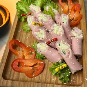 Рулетики с ветчиной и сыром 