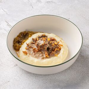 Бефстроганов с релишем из маринованных огурчиков