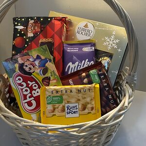 Корзина подарочная со сладостями S