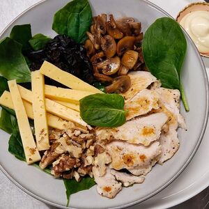 Боул-салат с курицей