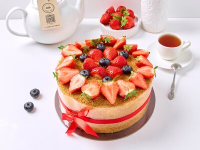 Торт Медовик с клубникой