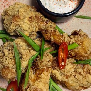 Хрустящие крылышки с соусом