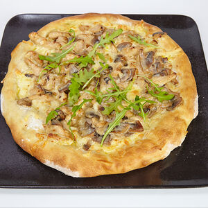 Пицца с жюльеном из курицы