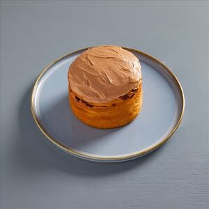 Булочка с шоколадом и сливочным кремом