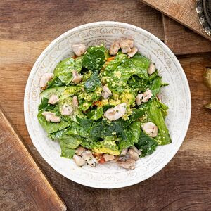 Салат с цыпленком, кускусом и соусом из лимонов