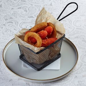 Сырные палочки Чеддер с луковыми кольцами 