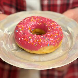 Донат с клубничной начинкой 