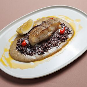 Палтус с рисом неро и трюфельным соусом