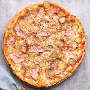 Пицца с беконом и маринованными огурчиками