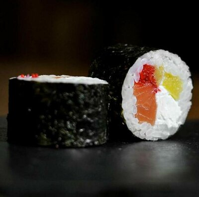 Ролл с лососем и манго