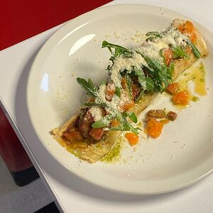 Блинчики с болтуньей, томатной сальсой и тартаром из лосося