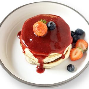 Панкейки с клубничным соусом (290 г)