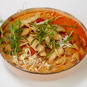 Лапша в бульоне по-тайски с курицей