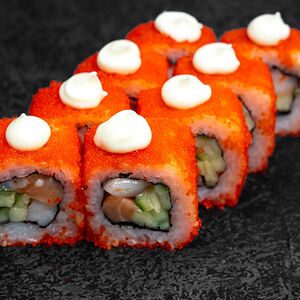 Ролл Калифорния с креветкой и лососем 