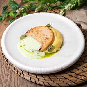 Котлета из щуки с картофельным пюре и икорным соусом 