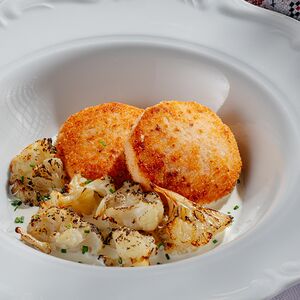 Котлеты из лосося с печеной цветной капустой