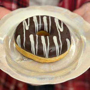 Донат с шоколадной начинкой