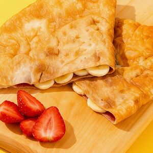 Чебурек с клубникой и бананом