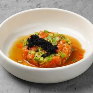 Тартар из семги с киви и цитрусовым соусом 