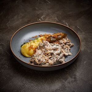 Бефстроганов из говядины с картофельным пюре