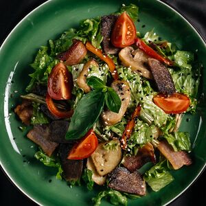 Теплый салат с говядиной