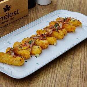 Сырные палочки с беконом и сырным соусом 