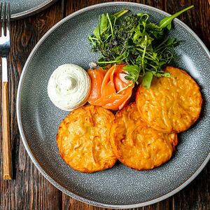 Картофельные оладьи с лососем и сливочным сыром