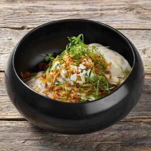 Домашние вареники с картофелем, грибами и сметаной