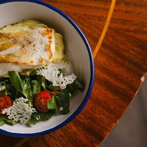 Судак с картофельным пюре и чипсом из пармезана