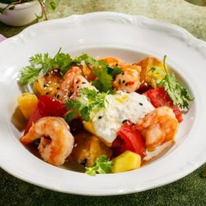 Теплый салат с креветками, баклажанами и манго