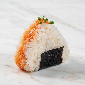 Онигири с лососем