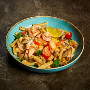 Паста с морепродуктами в соусе том ям