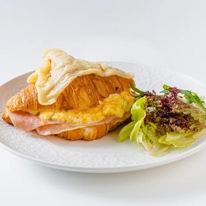 Теплый круассан с ветчиной и омлетом