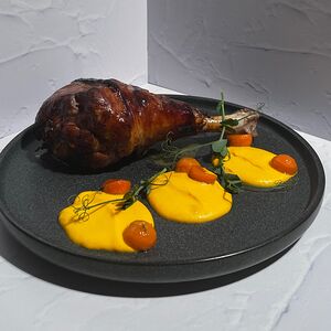 Голень индейки в медовой глазури со сливочно-морковным пюре