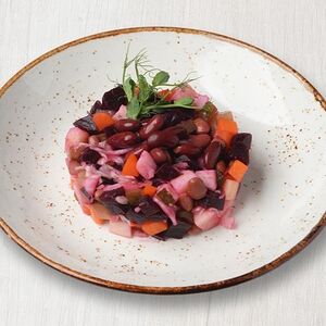 Домашний винегрет с квашеной капустой, фасолью и килькой