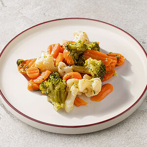 Паровые овощи с соусом песто