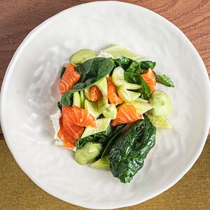 Салат с лососем и огурцом